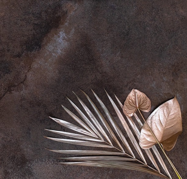 大理石背景上的金色棕榈叶和花朵。高质量的照片。图片下载