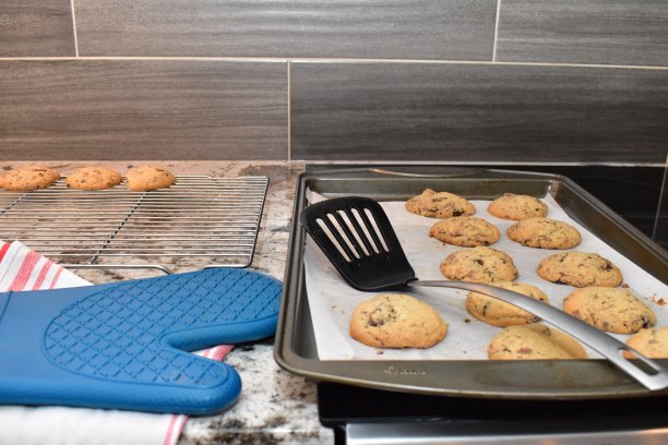 新鲜出炉的热巧克力饼干从烤箱准备吃美味可口的小吃图片下载