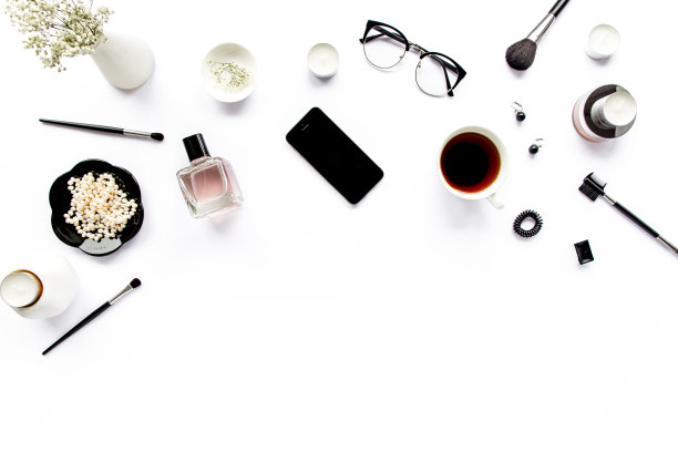 办公室桌子桌子上。复古相机，眼镜，手机，白底咖啡。平的组成、杂志。家庭办公室的工作空间。平躺，俯视图图片下载