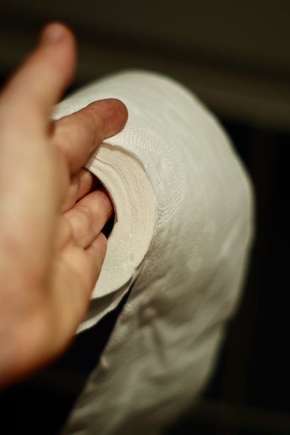 手拿着几乎空无一物的厕纸。图片下载