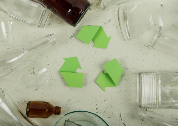 环境保护。回收的概念。废玻璃。俯视图图片下载