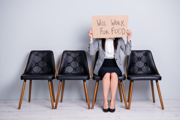 她的肖像，她有吸引力的优雅解雇女执行经理坐在椅子上拿着海报说，将工作食物的话，促销关闭脸孤立柔和的灰色背景图片下载