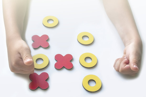 在白色背景上的儿童井字游戏。孩子赢得了比赛。发展的游戏。家庭和朋友的消遣概念。XO XO符号。文本复制空间图片下载