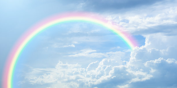 多云天空中的彩虹图片下载