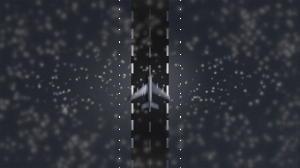 一架飞机在下雪的夜晚沿着跑道飞行。图片下载
