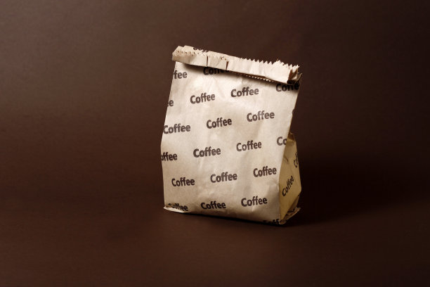 带咖啡的纸袋，棕色背景，水平，复印图片下载