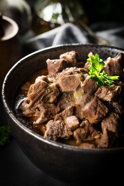 用碗炖牛肉。图片下载