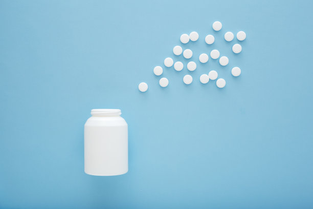 医药药丸和瓶子在蓝色的背景。图片下载