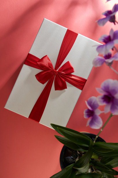 礼物与红丝带和兰花花图片下载