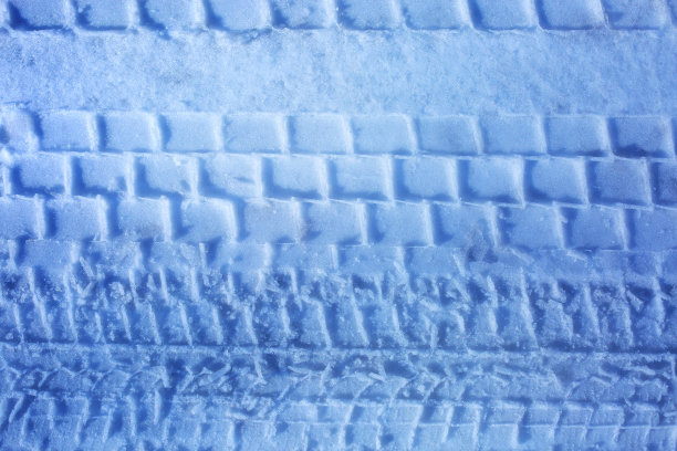 雪地上的轮胎印图片下载