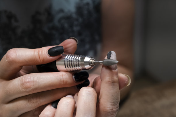 五金美甲，在家洗指甲上的指甲油图片下载