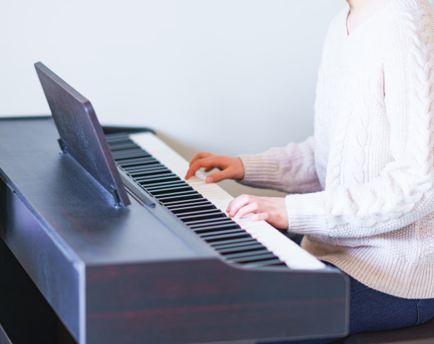一个日本女孩在家里弹钢琴图片下载