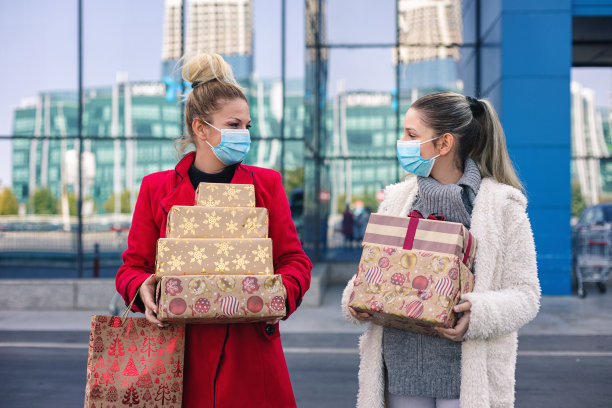 2019冠状病毒病大流行期间，家庭购买圣诞礼物。他们戴着防护口罩，以预防冠状病毒COVID-19。图片下载