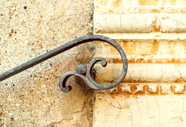 外墙细节与老锻铁扶手与飞行的人的风格化形状。下部部分为古大理石装饰图片下载