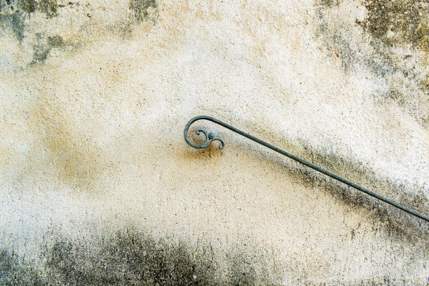 风化的外墙与细节的老锻铁扶手与风格化的形状飞行的人图片下载