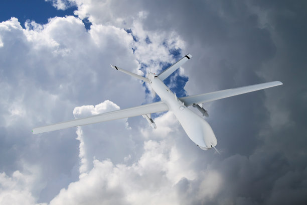 军用无人机飞机在蓝天背景美丽的云彩背景下飞行图片下载