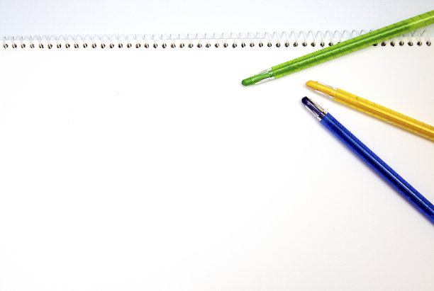 白底写生簿和各种彩色铅笔图片下载