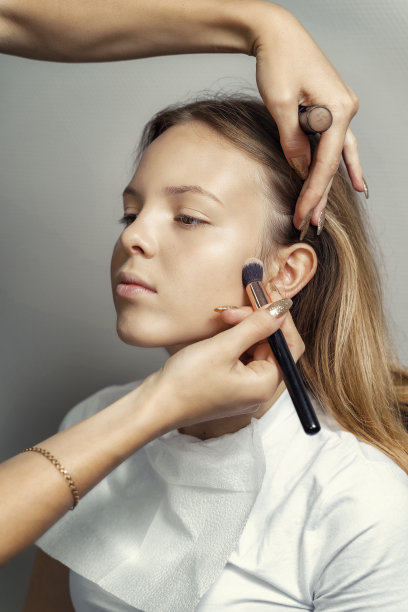 化妆师的作品。少女化妆工艺图片下载