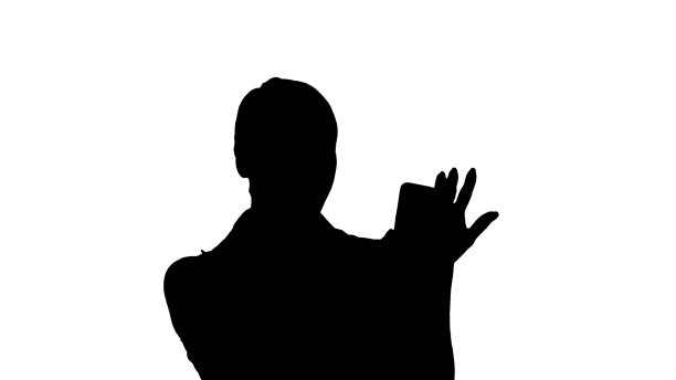 剪影女人穿粉红色做视频通话的智能河粉图片下载