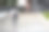 一位手持黑色背包和笔记本的女学生站在学院前面的台阶上。高等教育，学年开始，返校。Copyspace图片下载