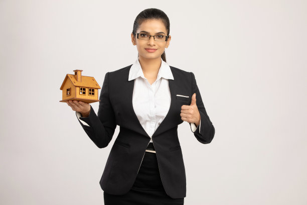 有吸引力的女商人持有模型家图片下载