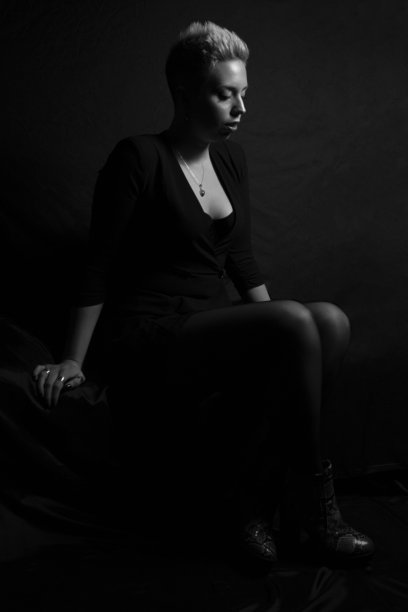 在工作室摆姿势的女性，金色短发。图片下载