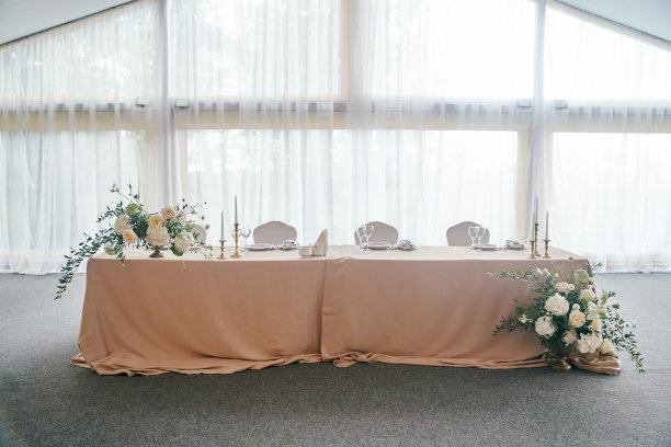 白色的婚礼大厅装饰。婚礼装饰图片下载