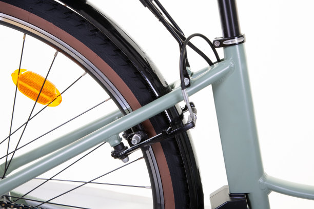 自行车细节的工作室照片制动后方城市自行车隔离在白色的背景图片下载