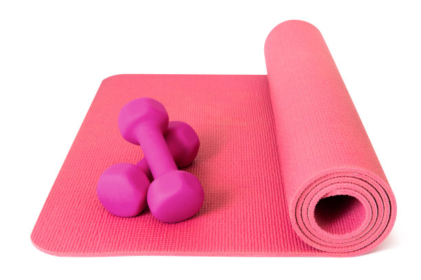 粉色瑜伽垫和带有剪报路径的哑铃。图片下载