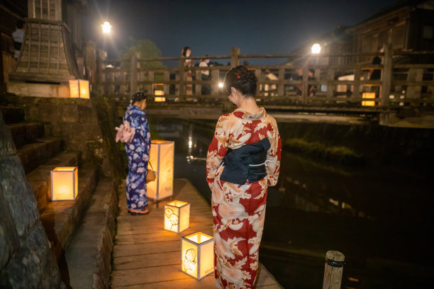 母亲和女儿在浴田看纸灯笼在传统的日本牛郎长崎节图片下载