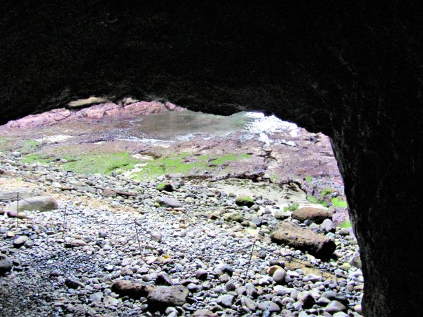 日本。7月。海崖上的洞穴。图片下载