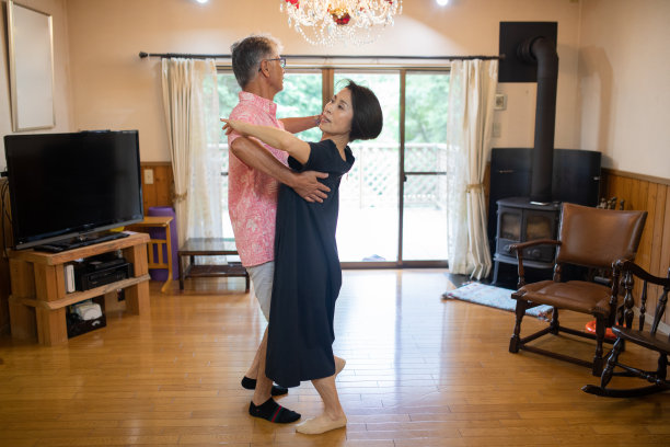 资深日本夫妇享受时间在家里跳舞图片下载