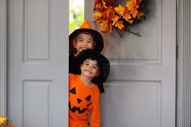 孩子们不给糖就捣蛋。万圣节。孩子门。图片下载