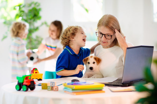 母亲在家带着孩子工作。隔离。图片下载