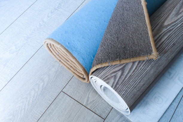 地毯和油毡卷起来铺在强化木地板上图片下载