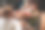 妈妈在喂她的孩子，她的女儿在桌子的另一边吃。图片下载