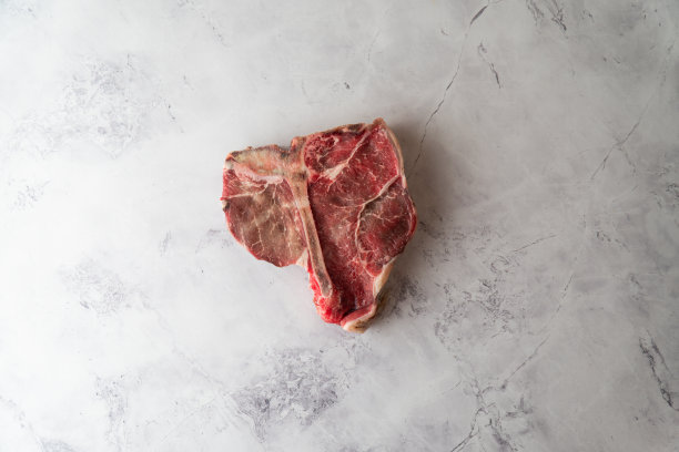 鲜生t骨牛排，白色大理石背景-前后素材图片