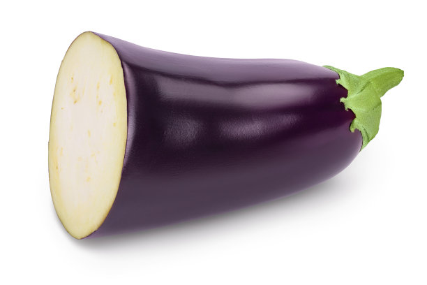 一半的茄子或孤立的茄子在白色的背景与剪裁路径和全景深图片下载