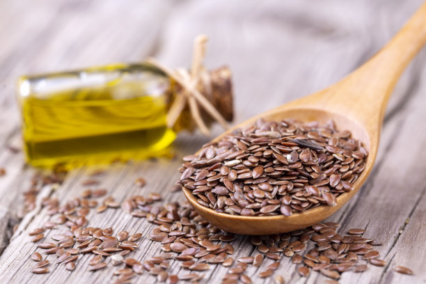 木质背景上的亚麻籽油图片下载