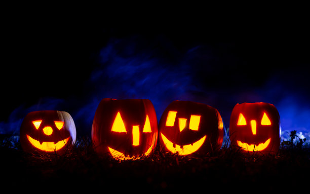 万圣节南瓜在蓝色背景与烟雾与复制空间。图片下载