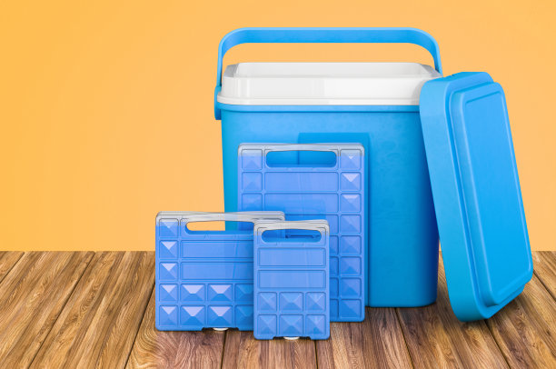 便携式冷却盒放在木桌上。三维渲染图片下载