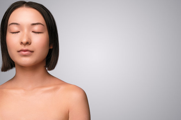 闭着眼睛的中国女人靠近空的空间图片下载