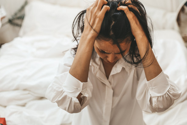 在漫长的周末里，为抚养孩子而感到不堪重负和焦虑。图片下载