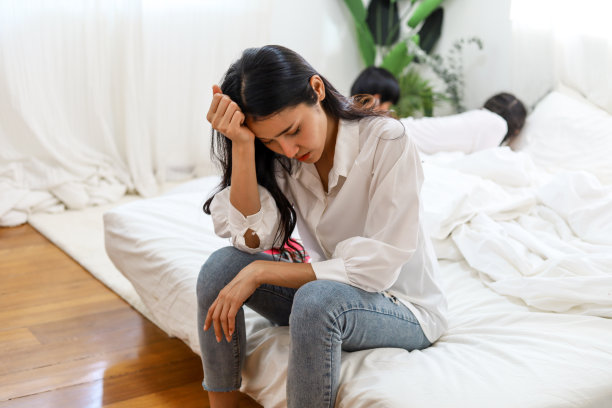 在漫长的周末里，为抚养孩子而感到不堪重负和焦虑。图片下载