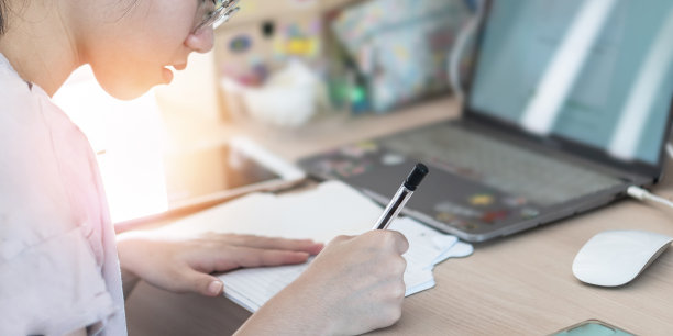 在家学习，在线在线学习的高中生与十几岁的女孩注意学习与电脑，数字平板电脑和智能手机在书桌上隔离图片下载