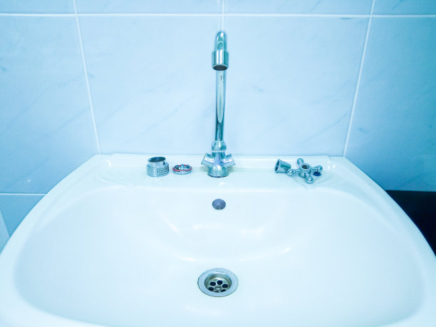 修理旧水龙头图片下载