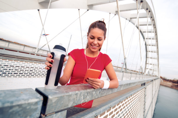 健身妇女在阳光明媚的夏天早晨户外锻炼图片下载