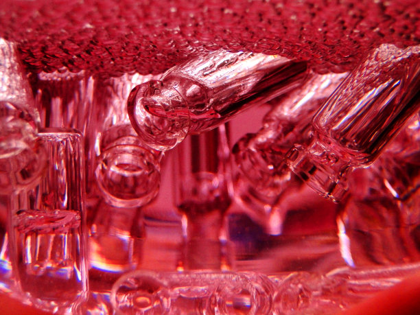 粉红水下面的小瓶子图片下载