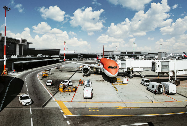 飞机在机场候机楼等待起飞图片下载