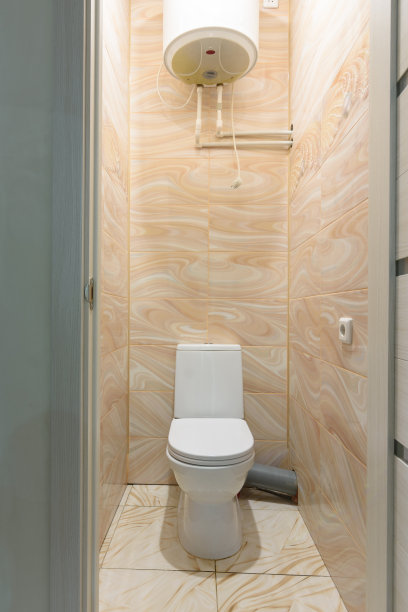 小巧的马桶，楼上有一个热水器图片下载